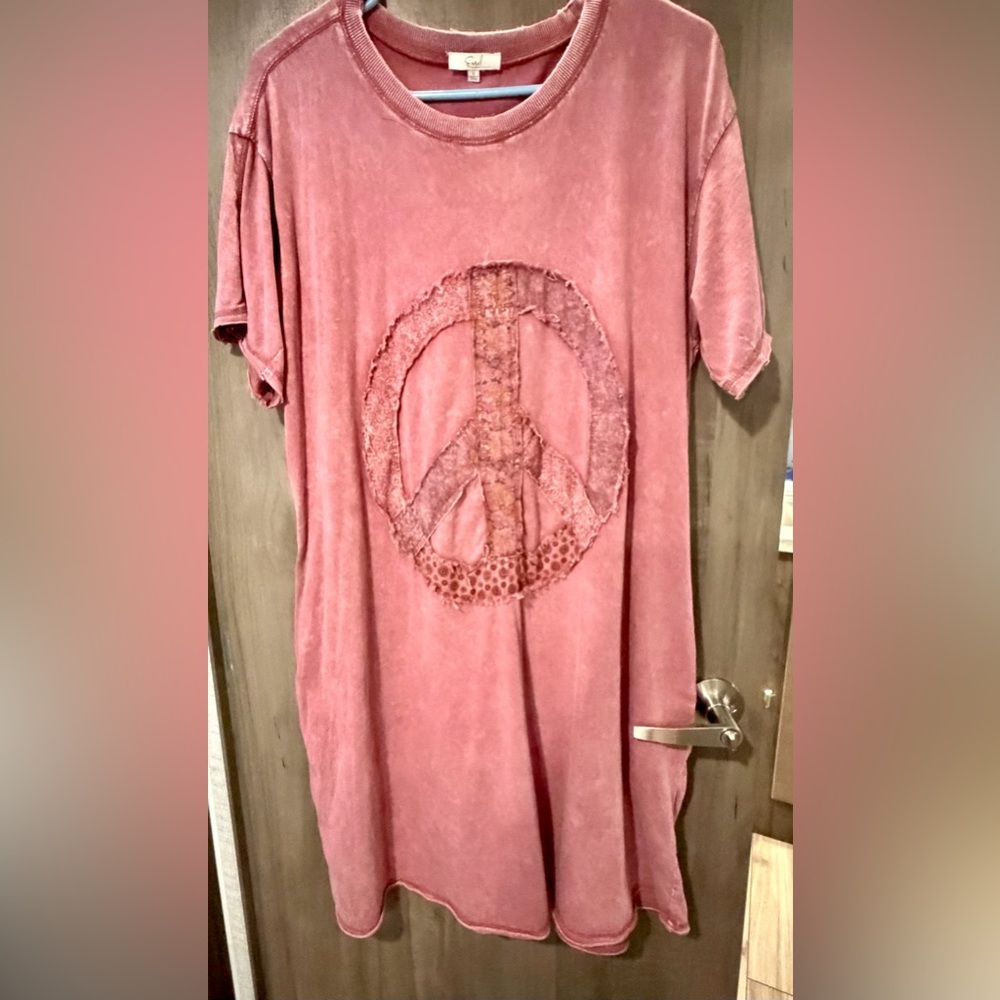 New Easel Mauve mineral Peace Graphic Short Sleeve T-Shirt Dress with pockets